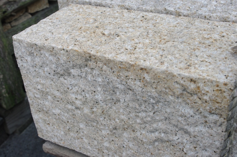 御影延石 錆 六面ノミギリ仕上げ | 造園資材館