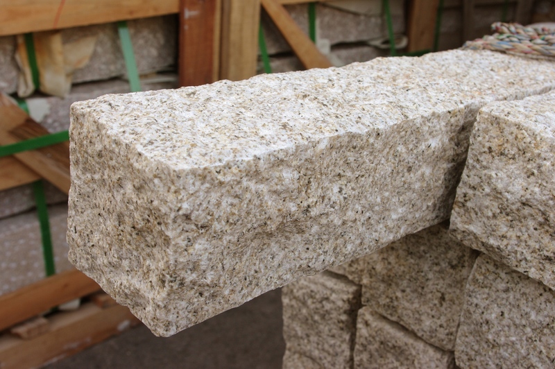 御影延石 錆 六面ノミギリ仕上げ | 造園資材館