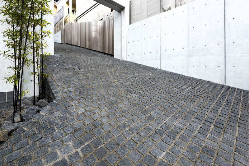 御影ピンコロ 蒲田黒 割肌仕上げ | 造園資材館