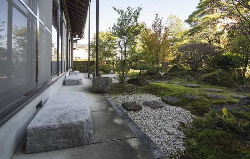 御影沓脱石 白 ビシャン仕上げ | 造園資材館