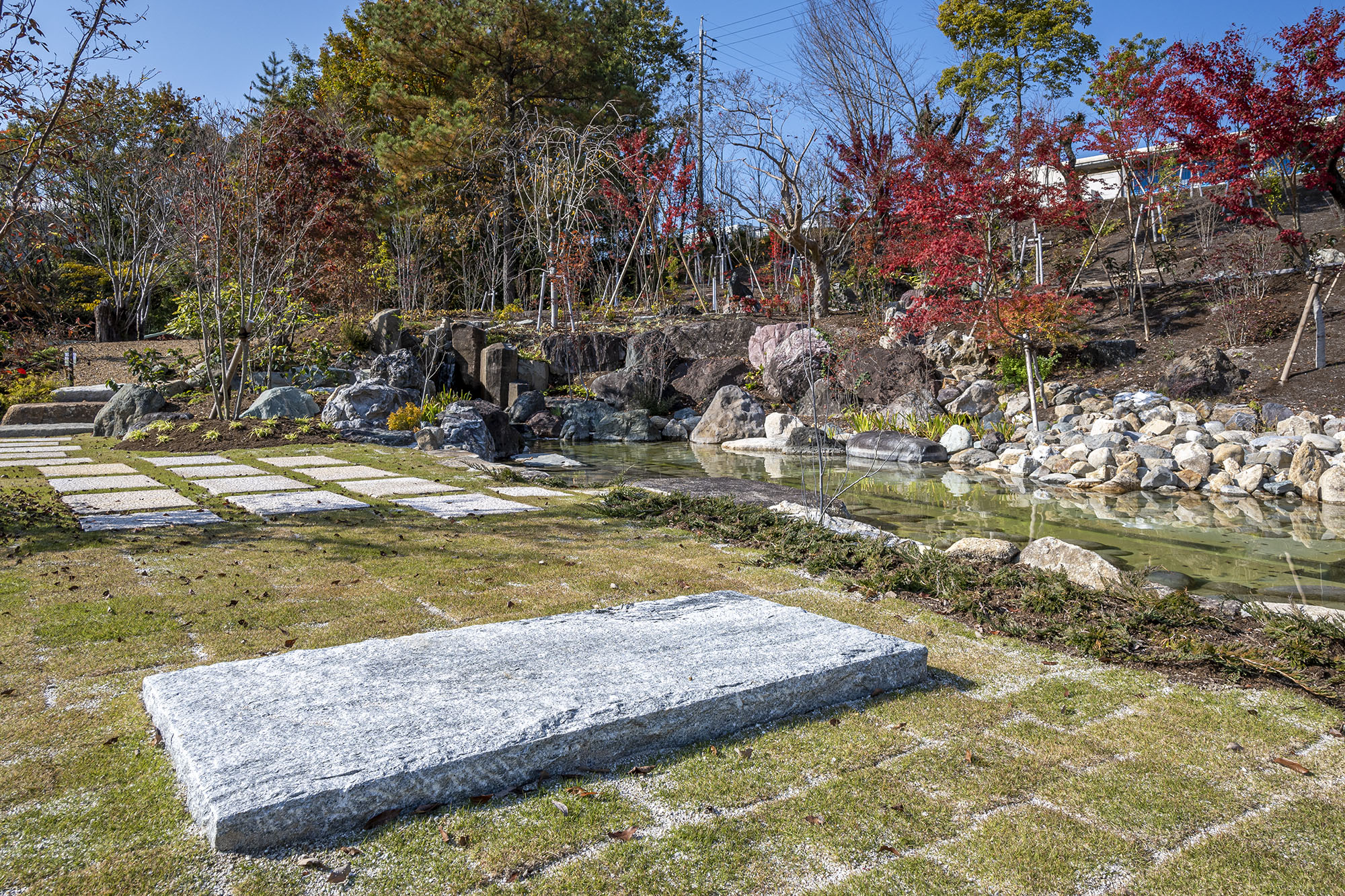 ヴィスタストーン白御影 大板石 全面割肌仕上 | 造園資材館