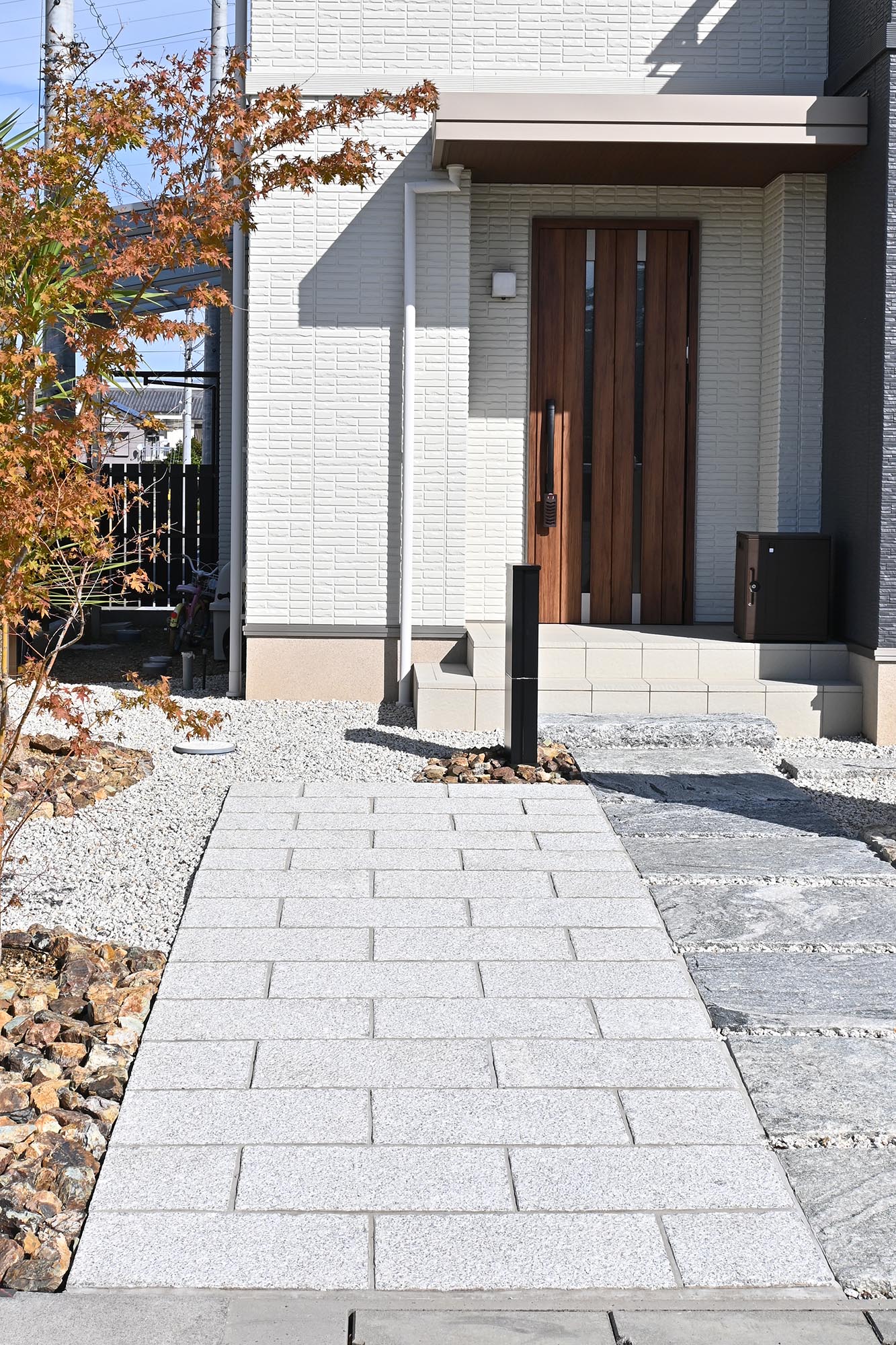 クワンストーン板石 白 五面ノミギリ仕上げ | 造園資材館