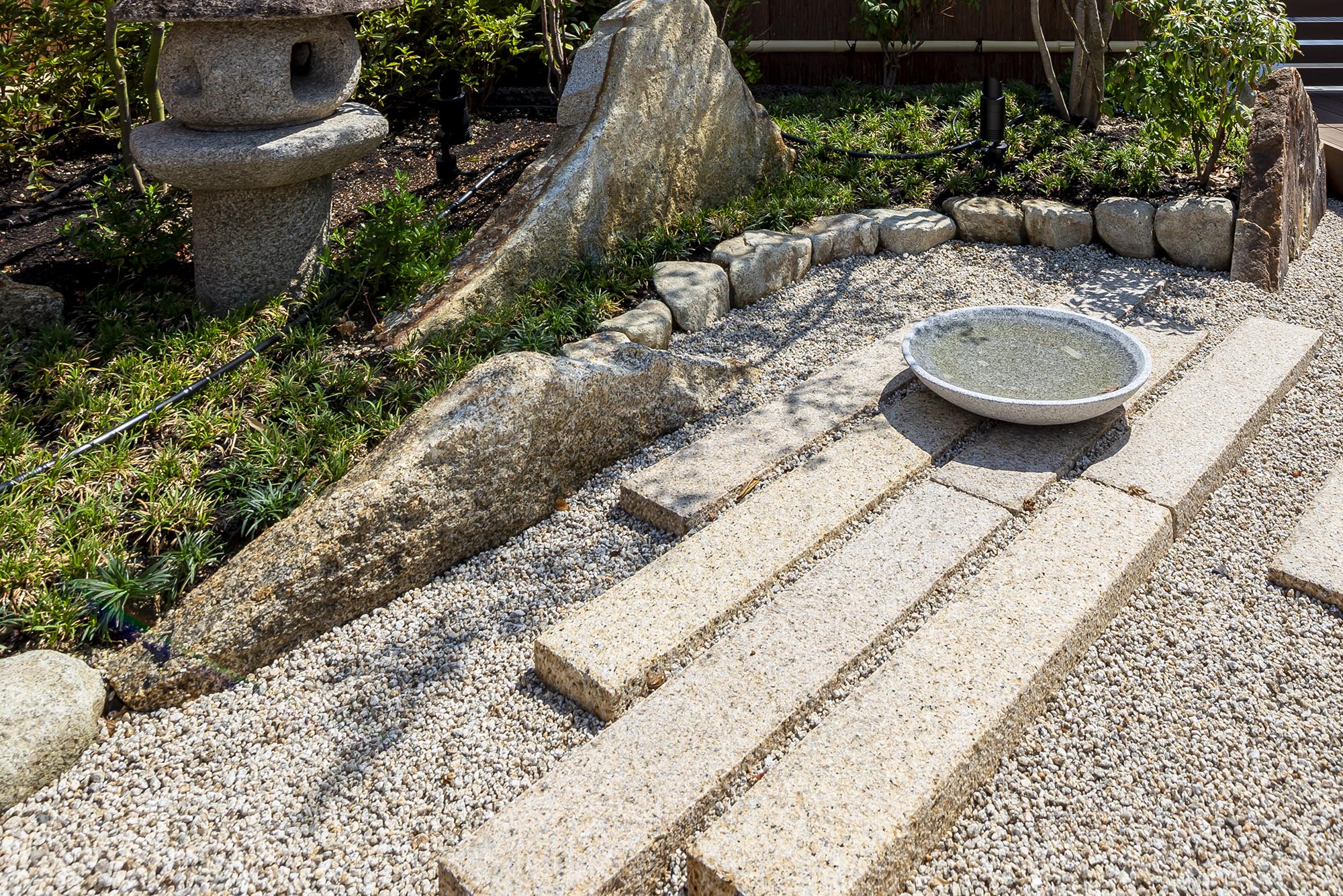 クワンストーン延石 錆 三面ノミギリ仕上げ | 造園資材館