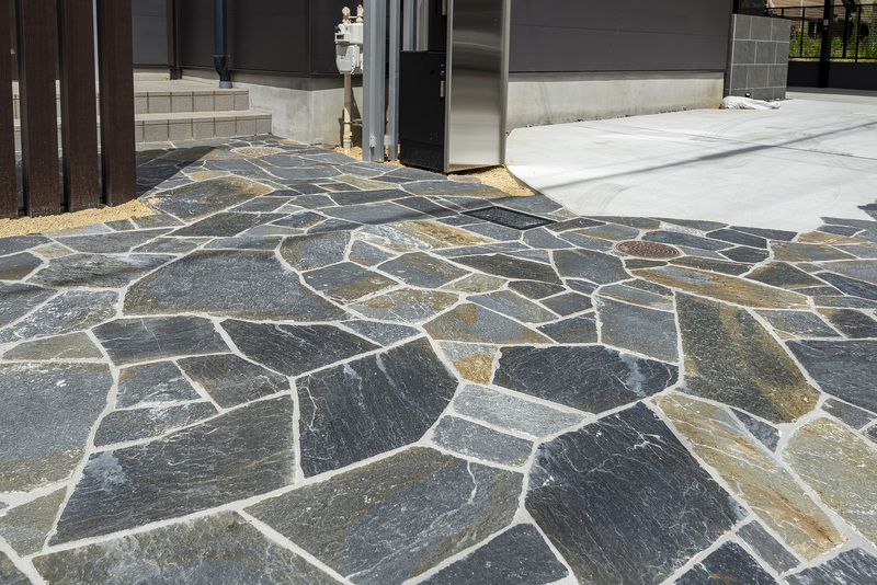 トラキアストーン乱形 カリントスブラック | 造園資材館